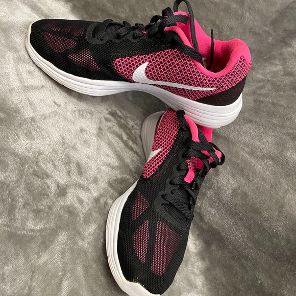 Nike Tennis Shoes - Picture 4 of 5